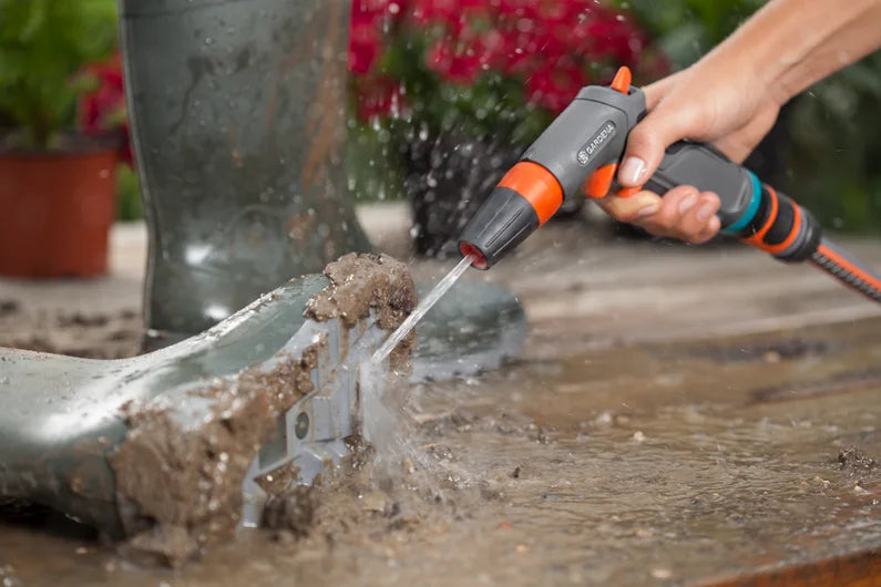 Comfort cleaning syringe